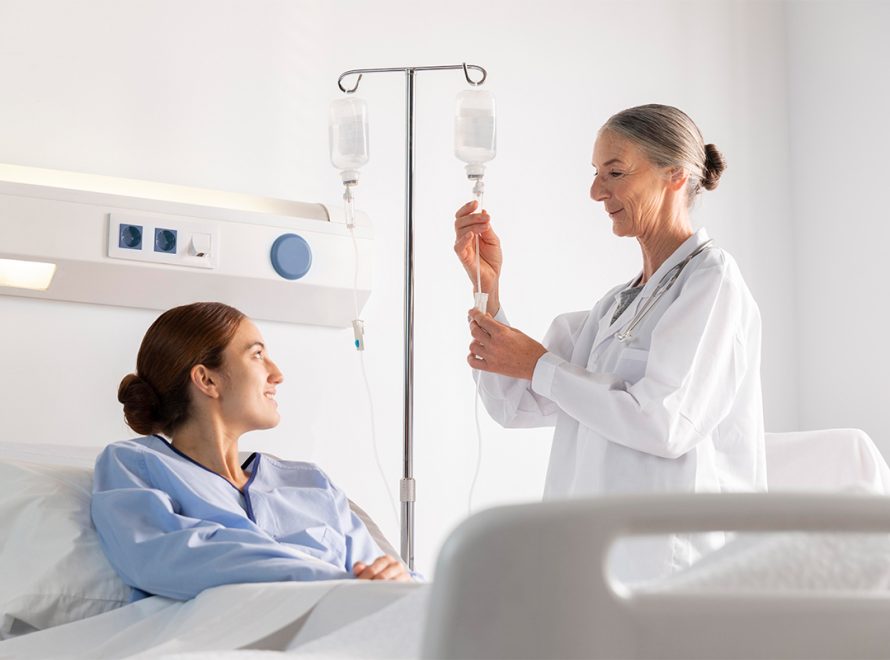 جلسة علاج وريدي بالفيتامينات لدعم الصحة والطاقة باستخدام IV Therapy.