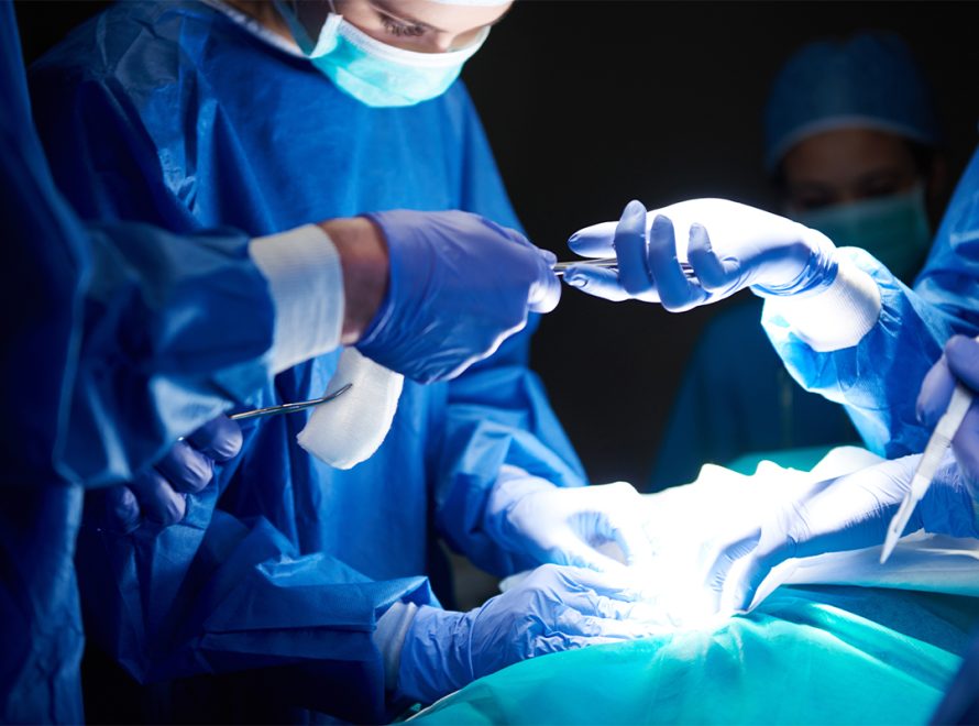 العلاج بالخلايا الجذعية في جراحات الإصابات وإعادة البناء باستخدام تقنيات الطب التجديدي.